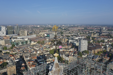 900651 Afbeelding van de windvaan, voorstellende St. Maarten en de bedelaar, op de spits van de Domtoren te Utrecht. Op ...